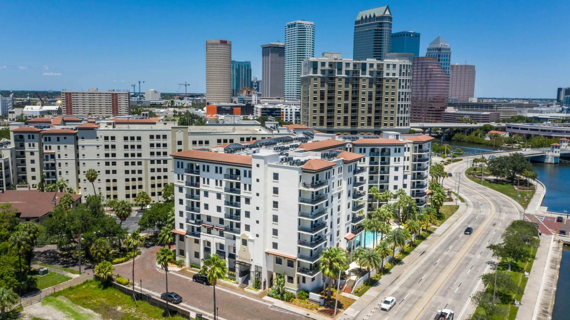 exterior view of 2bayshore apartments in hyde park 008